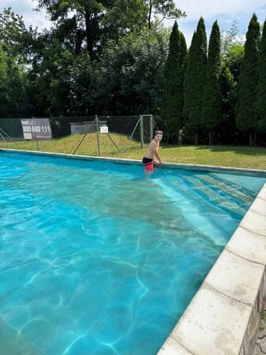 Družinka a návštěva místního koupaliště Image